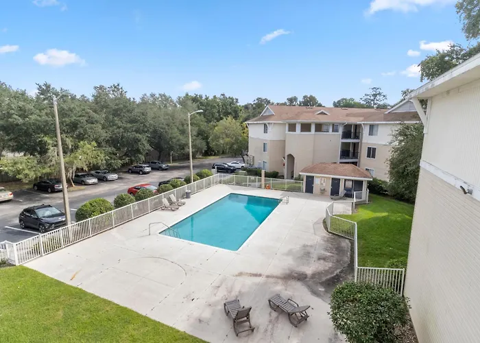 Spacious 4 Beds 4 Baths Condo Mins To Shands, Uf, & Downtown!