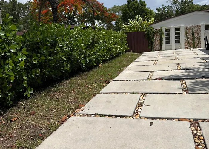 Cheerful Private Room 2 Miles Away From Sunny Isles Beach