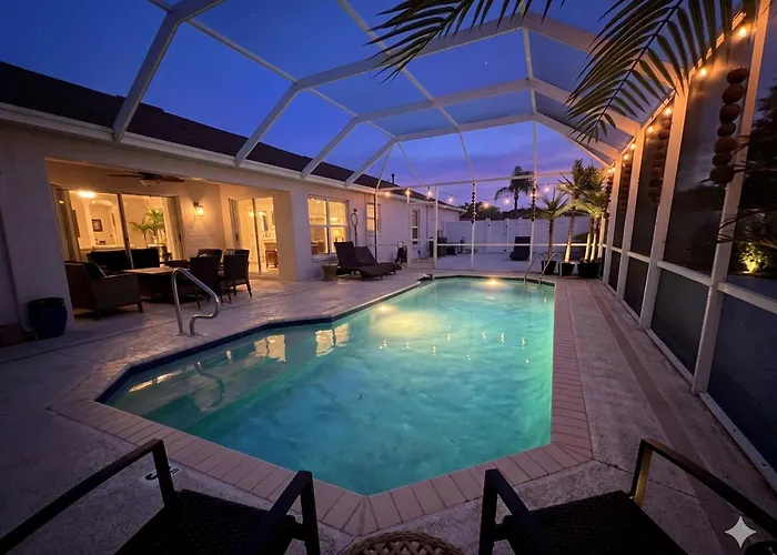 Coconut Courtyard, Tiki Hot Tub, Private Pool & Courtyard Retreat