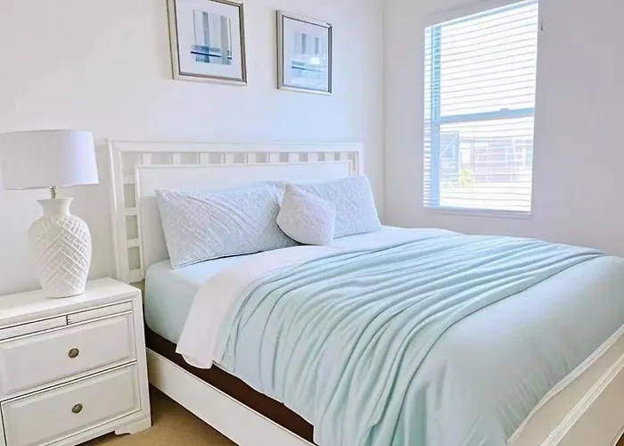 Bright Guest Room In Luxury Villa - Resort Community - Near Disney - Shared Bath