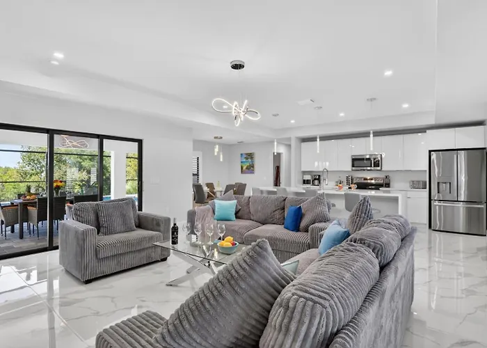 Villa Capeside Waterfront Home With Heated Pool & Spa
