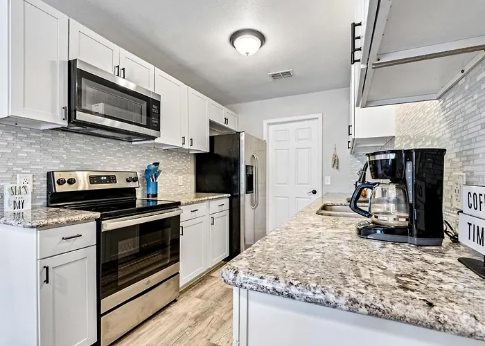 Dog-Friendly Townhome With Private Deck Charming Interior Washer&Dryer & Ac