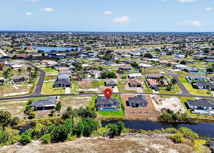 Villa Capeside Waterfront Home With Heated Pool & Spa