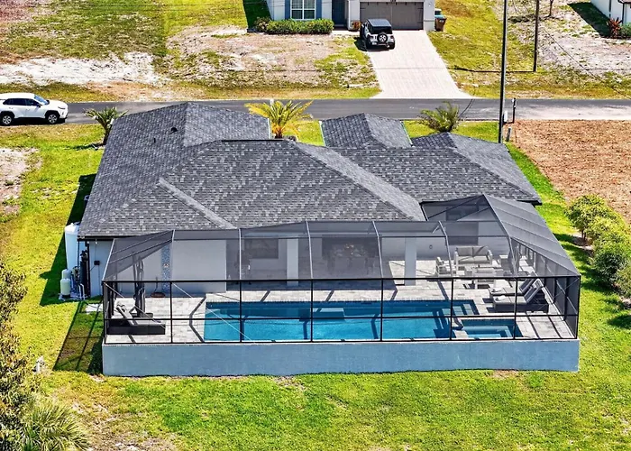 Villa Capeside Waterfront Home With Heated Pool & Spa