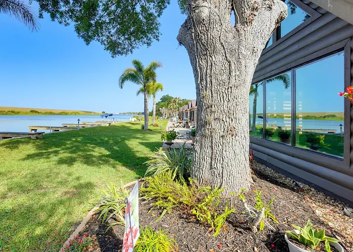 Dock & Views! Waterfront Cabin On Lake Okeechobee