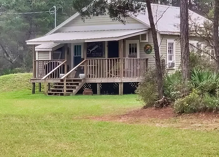 Classic Coastal Cottage With Screened Deck Hammock & Washer&Dryer