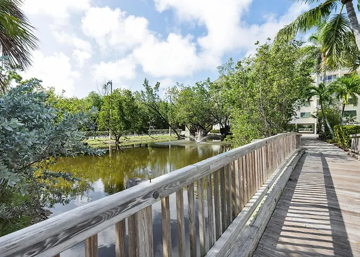 Seas The Breeze, Poolside Condo Near The Beach