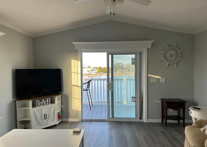 Lakefront Beach Retreat, Fort Myers Beach, Sanibel, Pickleball, 2 Pools, Fitness Center, & More!