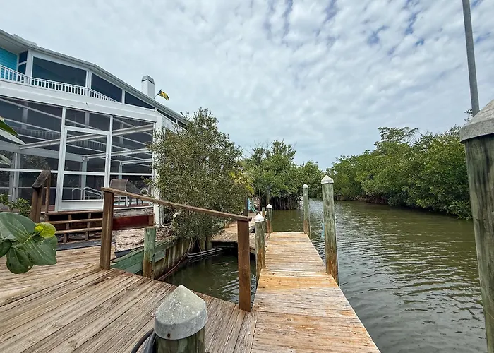 Twin Dolphins Pool, Docks, Elevator, Golf Cart