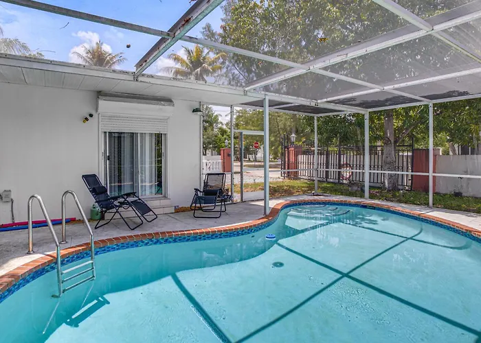 Sunny Pool Days! North Miami Home Base Near Beach