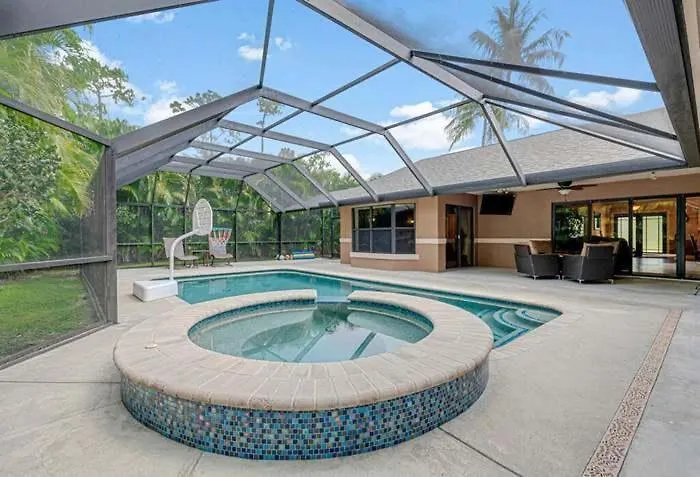 Elegant, 4 Bdr House With A Pool And Bbq