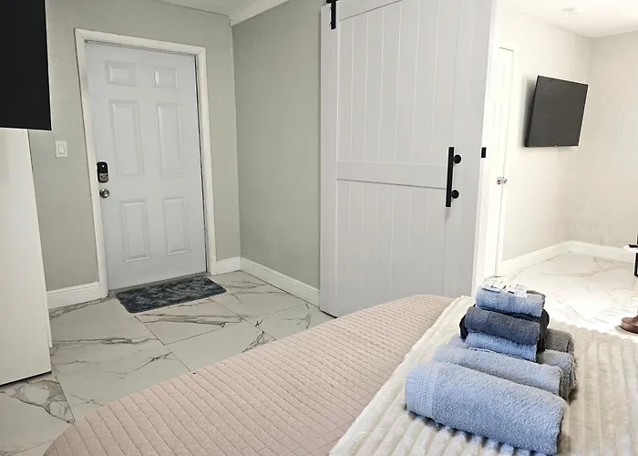 Miami Gardens Cozy 2-Bedroom Private Guesthouse