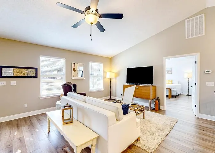 Sunlit Dog-Friendly Gulf Retreat With Patio W&D - Moments From Beaches & Parks