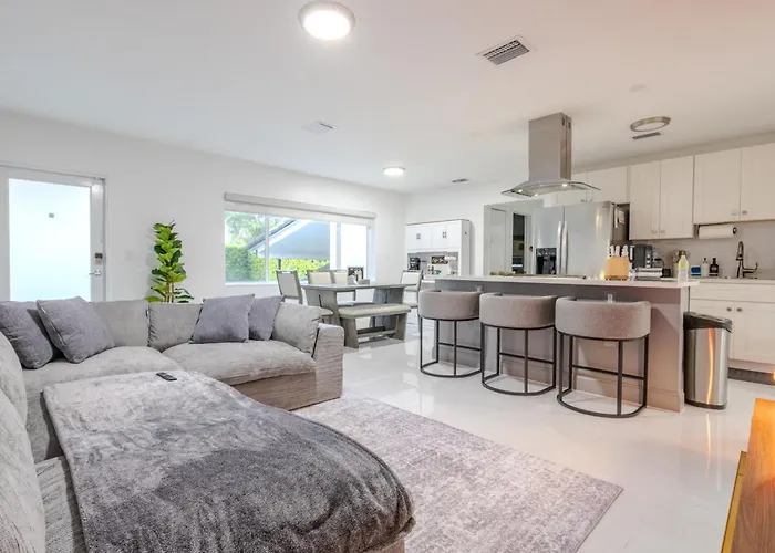 Bright & Modern Vacation Home In North Miami Beach