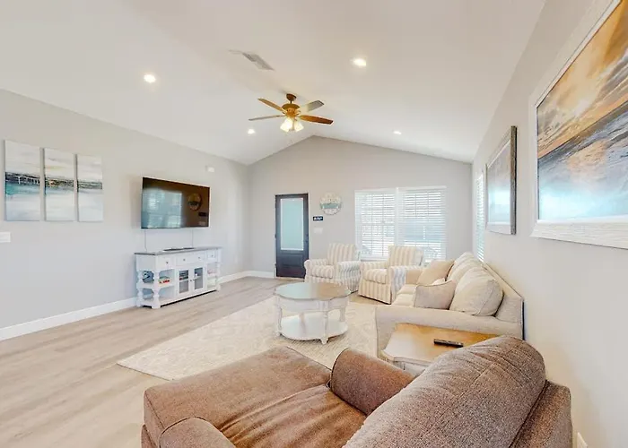 Serene Home With Grill Patio Deck & Kitchen - Snowbird Friendly