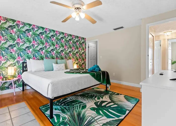 Family Retreat With Free Heated Pool, Game Room, Sleeps 10, Bikes, Bbq Grill, 15 Minutes To Honeymoon Island