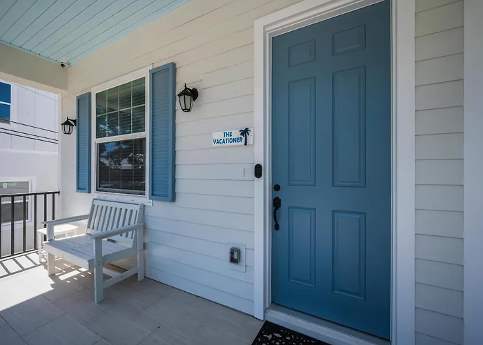 Tropical 3Br Bungalow Near Sponge Docks, Downtown, Pinellas Trail, & Pickleball