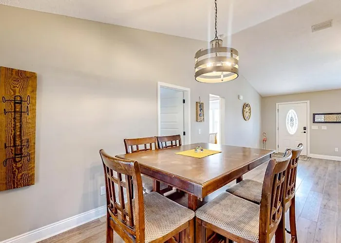 Sunlit Dog-Friendly Gulf Retreat With Patio W&D - Moments From Beaches & Parks