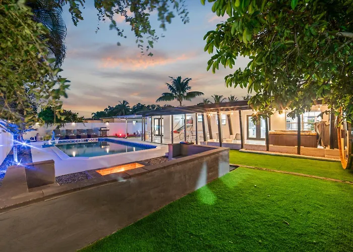 Resort-Style Miami Home Pool Sauna & Jaccuzi