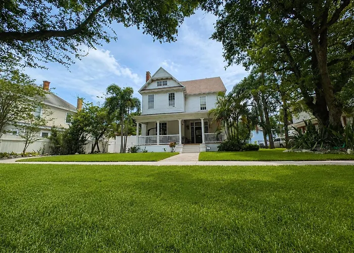 Historic Ember Room At The Knickerbocker