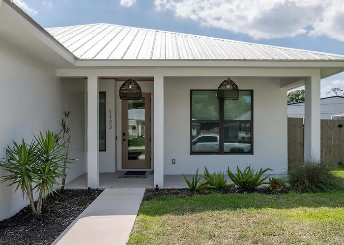 Spacious Home Private Pool Patio & Bbq