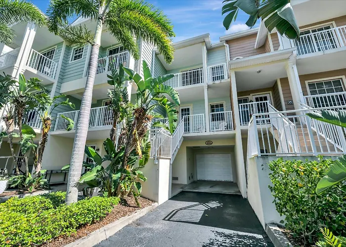 Mangrove Waterway View Sleeps 4 Pool & Courts