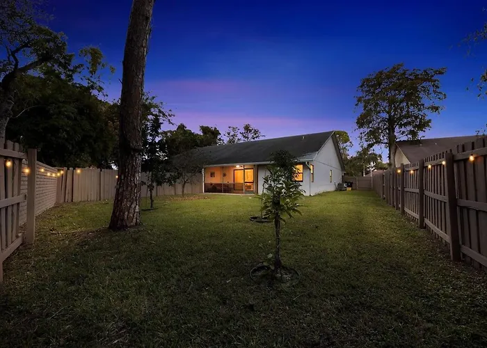 Villa 10 Mins To Wef - Fenced Yard - Pet Friendly