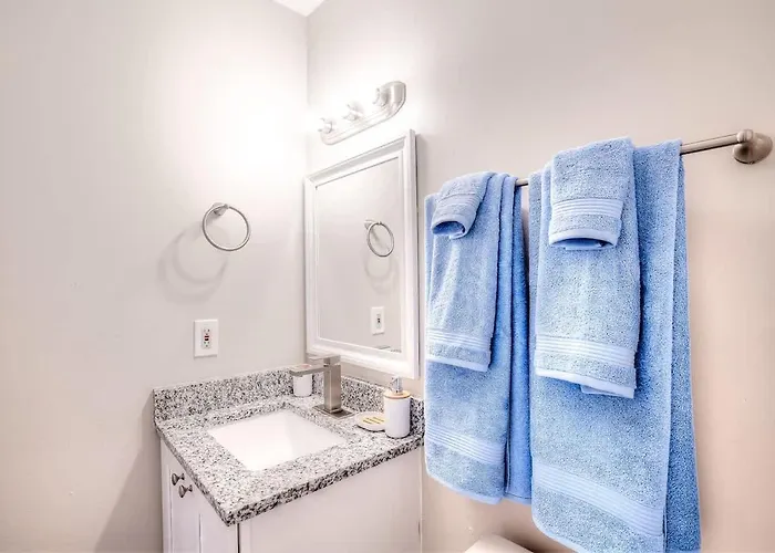 2 Bedroom Coastal Home Near Beach