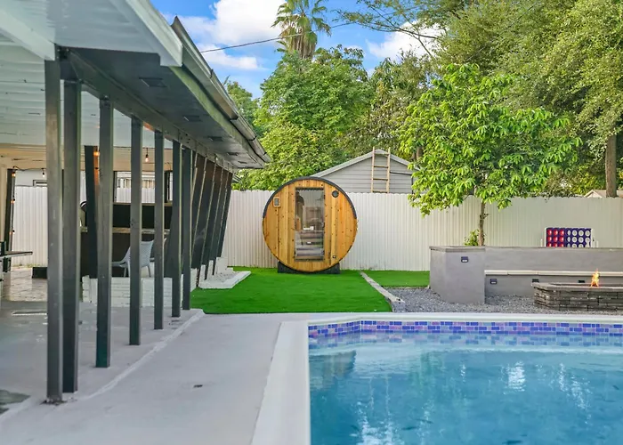 Resort-Style Miami Home Pool Sauna & Jaccuzi