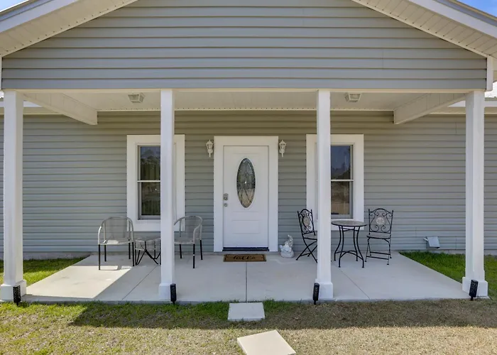 Boater-Friendly Eastpoint Getaway Near Sgi Beaches