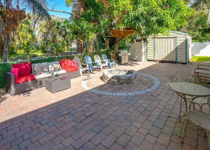 Games, Outdoor Kitchen: Port St Lucie Family Home