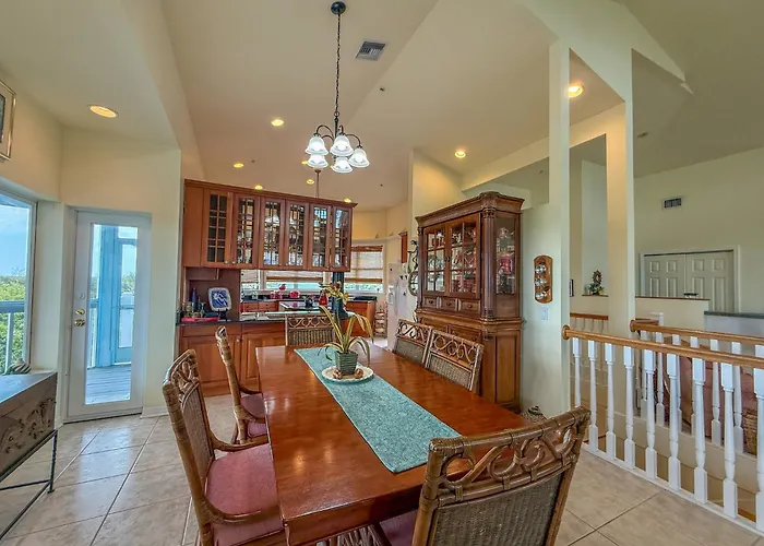 Twin Dolphins Pool, Docks, Elevator, Golf Cart