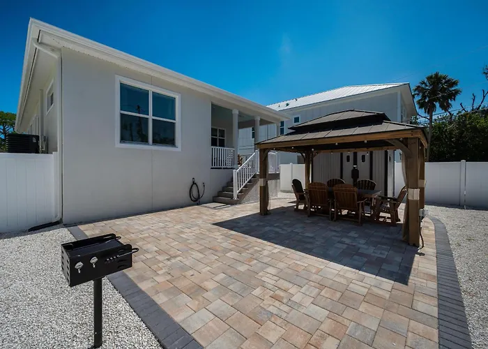 Tropical 3Br Bungalow Near Sponge Docks, Downtown, Pinellas Trail, & Pickleball