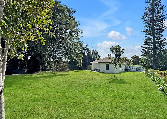 Brand New Modern Villa - Fully Fenced Backyard
