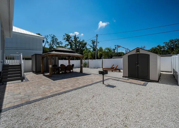 Tropical 3Br Bungalow Near Sponge Docks, Downtown, Pinellas Trail, & Pickleball