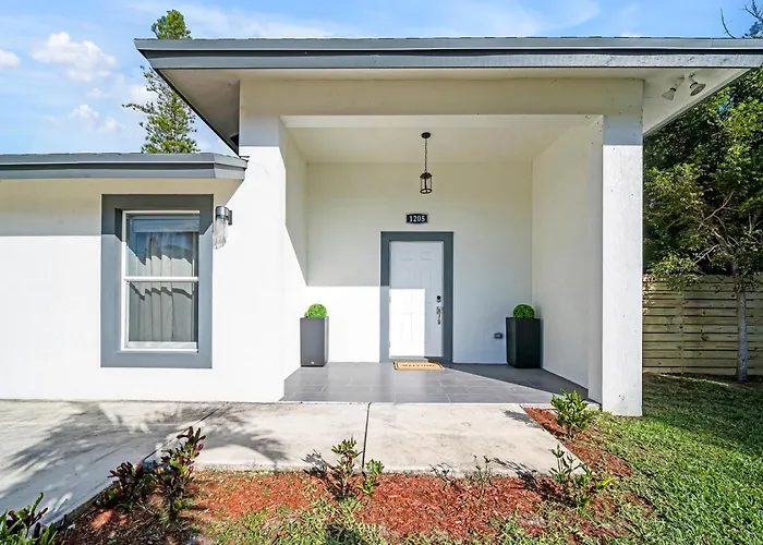 Brand New Modern Villa - Fully Fenced Backyard
