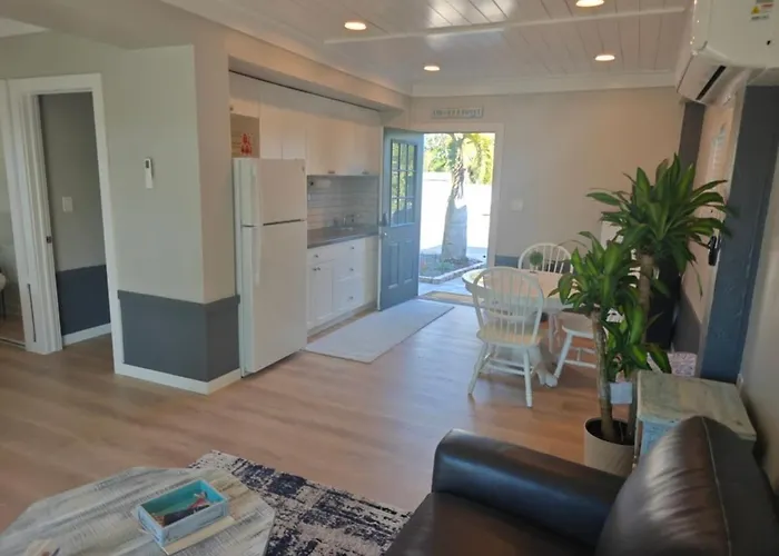 The Lazy Manatee Charming Waterfront Studio