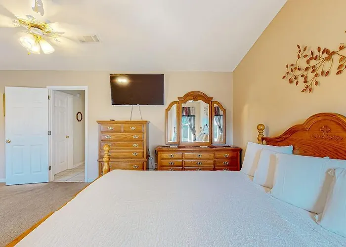 Inviting Dog-Friendly Home With Pool Hot Tub Enclosed Yard & Wd