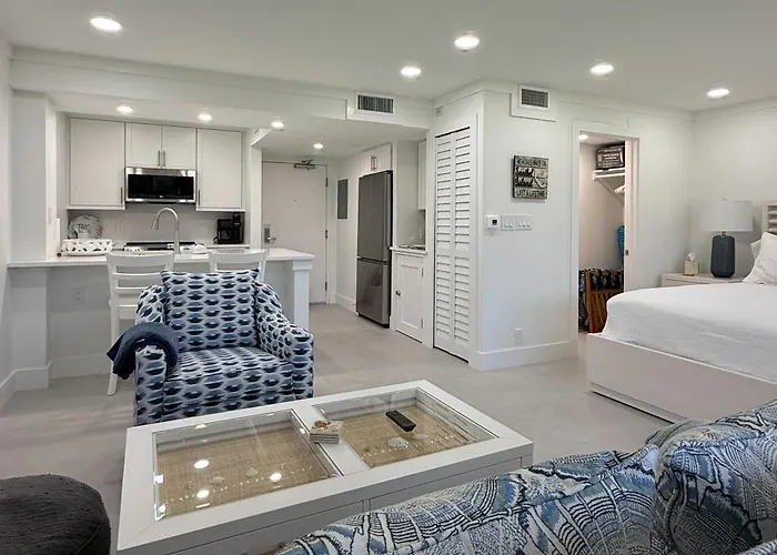 Sanibel Island Studio: Pool Access, Walk To Beach