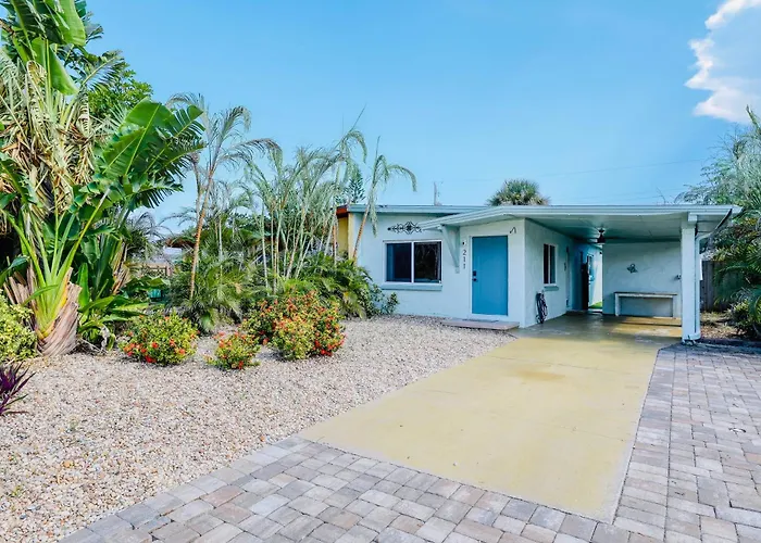 Luxury 2/2 Private Oasis W/Hot Tub Walk To Beach