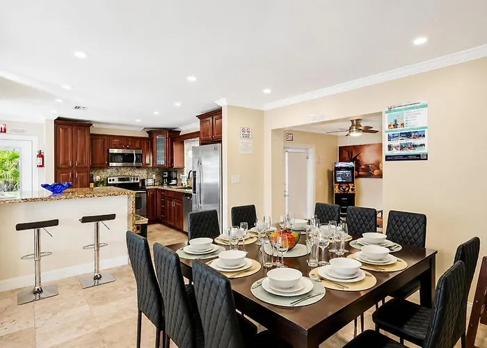 Deluxe 5Br Home Near Beach