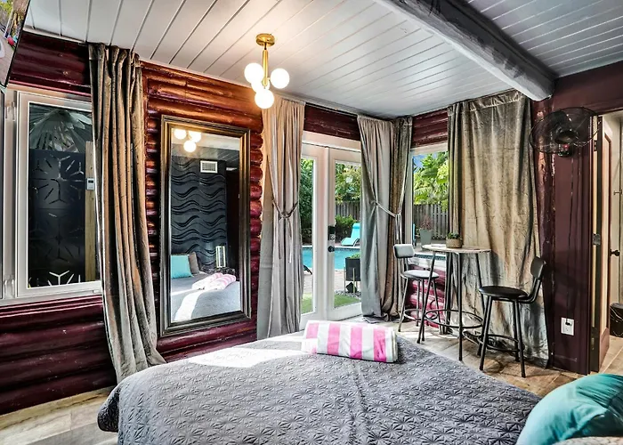 Kiki 3 - Men'S Clothing Optional Guest Houses