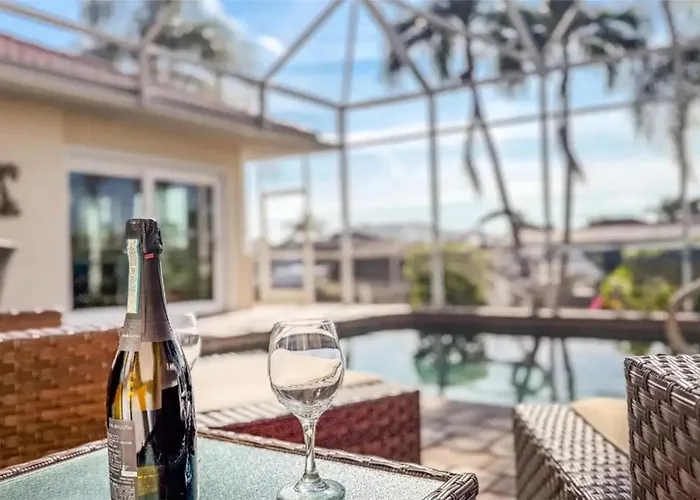 Villa Hibiscus-Waterfront-Free Heated Pool-Dock-Bikes-Other Amenities