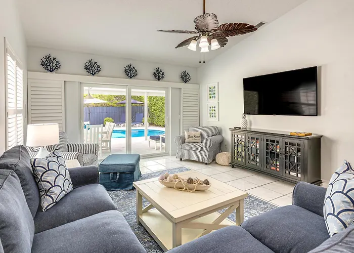 Private Pool + Backyard: Villa In North Palm Beach