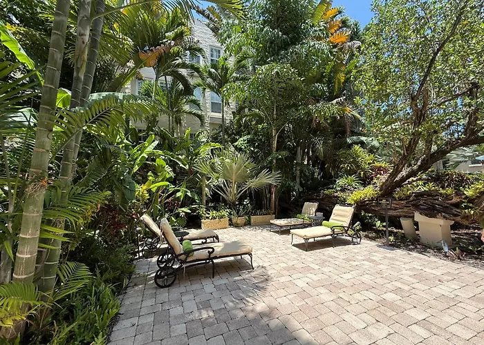 The Green Room - Parking Spot, Poolview At 1920S Landmark Residence On Palm Beach Island