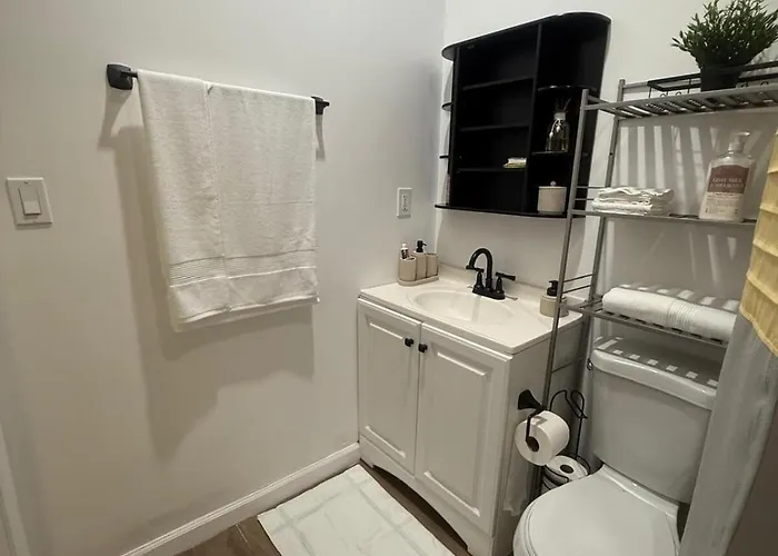 Charming Private 1-Bedroom Suite With Parking In Miami
