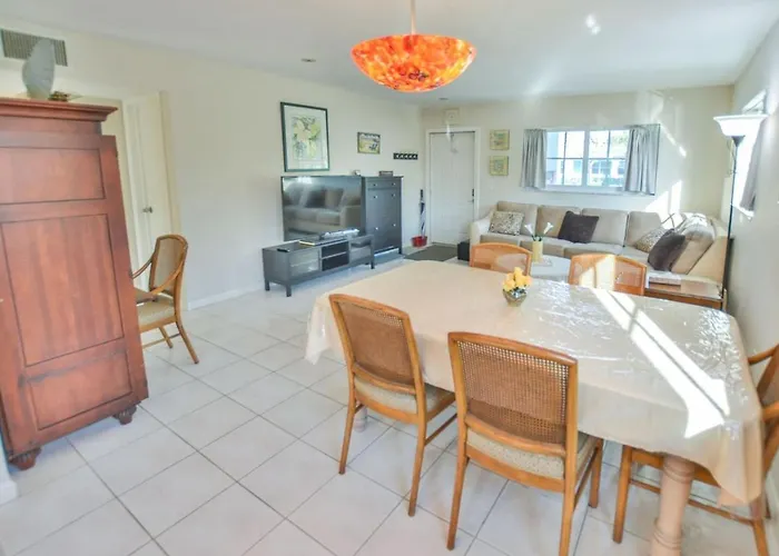 Walk To The Beach From This Affordable 2Br Condo