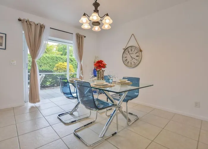Walk To The Beach 2Br 2Ba 1300Sf