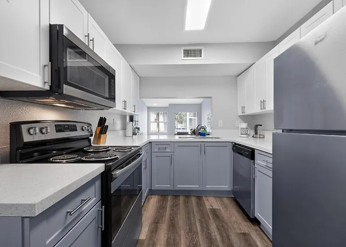 Bright & Modern Furnished Home With Pool Access