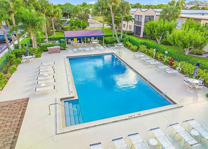 The Divine Tides Condo 5 Minute Walk To The Beach